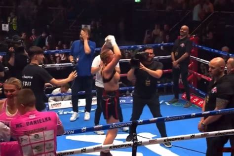 hemsley celebration|Kingpyn Boxing results: Daniella Hemsley flashes audience after。